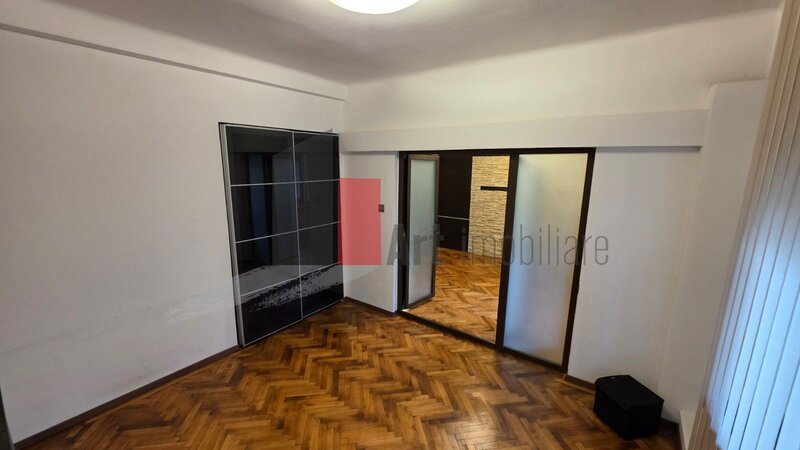 Parcul Carol, Monetarie, apartament cu 3 camere, cu centrala+loc de parcare.